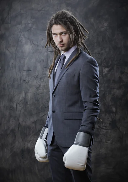 Бізнесмен з боксерськими рукавичками — стокове фото