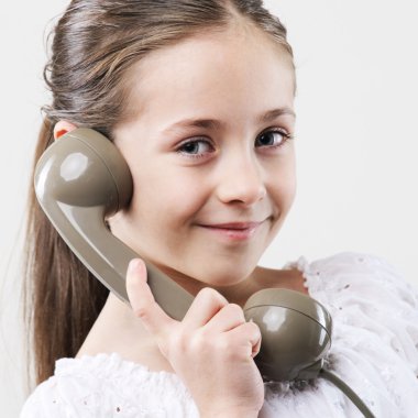 vintage telefon ile küçük kız