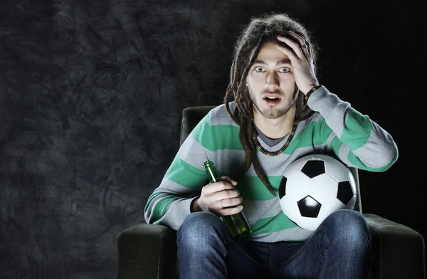 Ver fútbol en la televisión —  Fotos de Stock