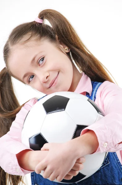 Αρκετά νεαρή κοπέλα που κρατά μια μπάλα ποδοσφαίρου — Φωτογραφία Αρχείου