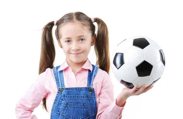 Jolie jeune fille tenant un ballon de football — Photo