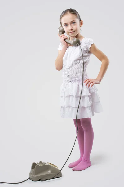 Kleines Mädchen mit Oldtimer-Handy — Stockfoto