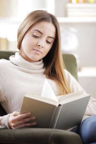 Reading a book — Stock Photo, Image