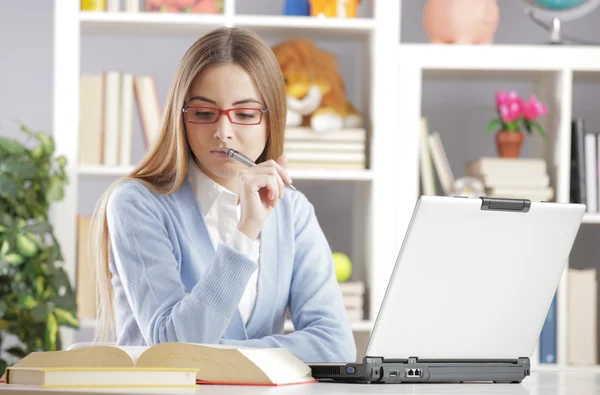 Estudiante en casa —  Fotos de Stock