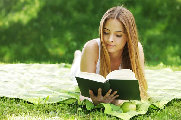 Junge Frau liest Buch — Stockfoto