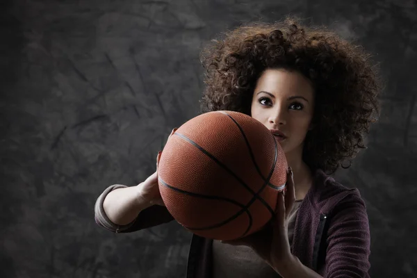 Vrouwelijke basketbalspeler — Stockfoto