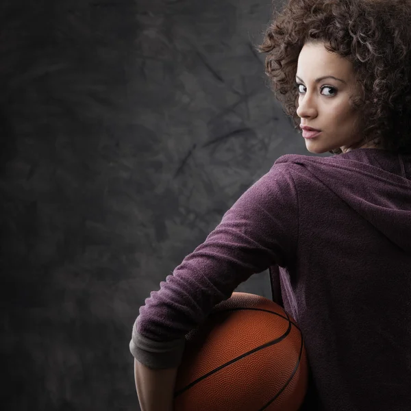 Jogadora de basquete feminino — Fotografia de Stock