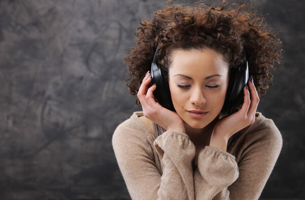 Молодая женщина наслаждается музыкой
