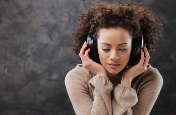 Mujer joven disfrutando de la música — Foto de Stock