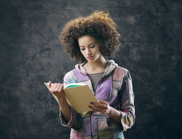 Student reading book — Stock Photo, Image