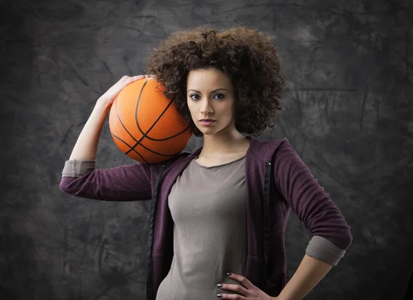 Jogadora de basquete feminino — Fotografia de Stock