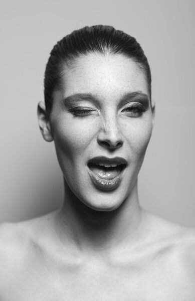 Портрет красивой женщины подмигивает
