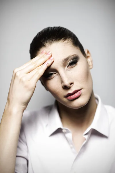 Bella donna che ha mal di testa — Foto Stock