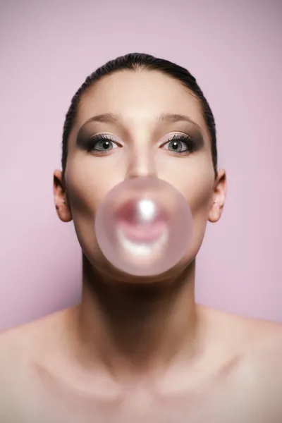 Femme soufflant une grosse bulle de chewing-gum — Photo