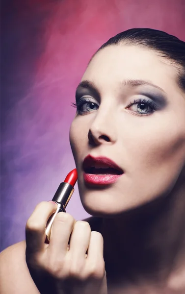 Donna che applica rossetto rosso — Foto Stock