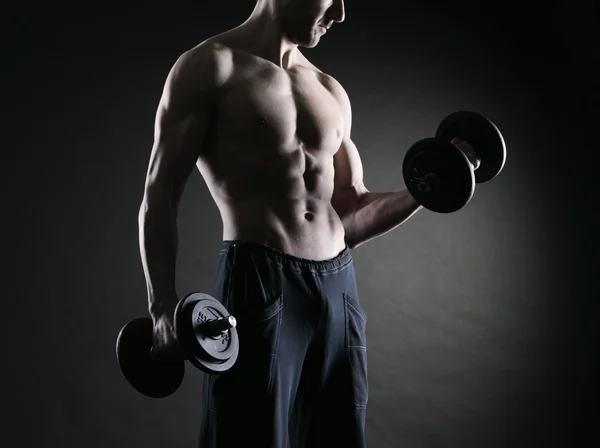 Cvičení biceps s činkami — Stock fotografie