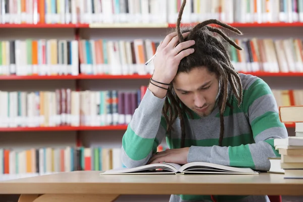 Studente in biblioteca — Foto Stock