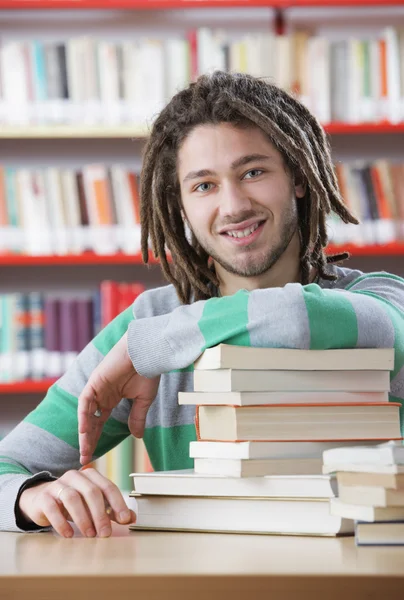 Student in der Bibliothek — Stockfoto