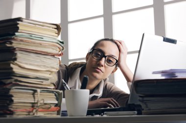 office dosyaları ile çok çalışkan kadın