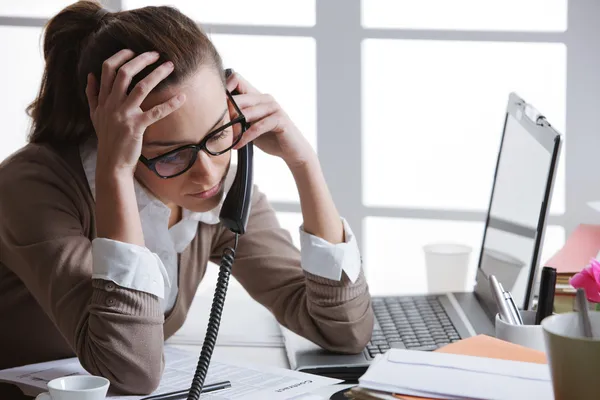 La secretaria está teniendo un mal día. — Foto de Stock