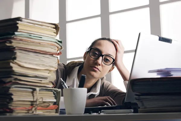 Tvrdě pracující žena s soubory sady office — Stock fotografie