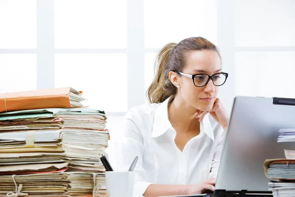 Business woman portrait in an office — Stock Photo, Image