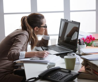 office dosyaları ile çok çalışkan kadın