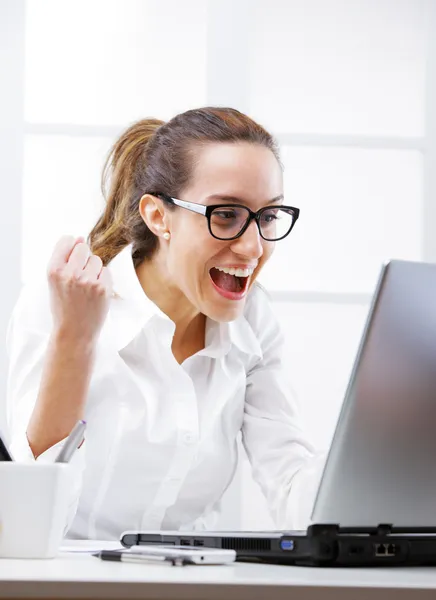 Victory - Young business woman using a laptop at work — Stock Photo, Image