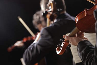 Klasik müzik. konserinde kemancı