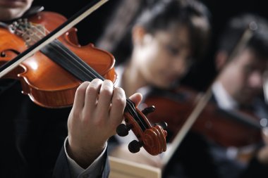 Klasik müzik. konserinde kemancı