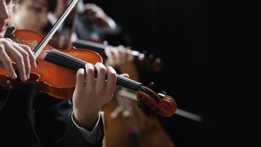 Klasik müzik. konserinde kemancı