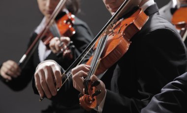 Klasik müzik. konserinde kemancı