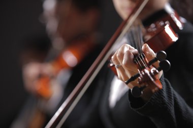 Klasik müzik. konserinde kemancı