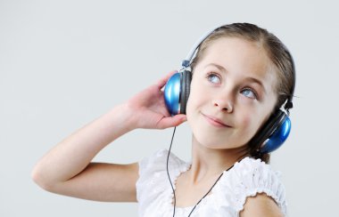 Kulaklık takan genç bir kız.
