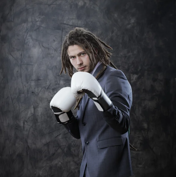 Üzletember bokszkesztyűvel — Stock Fotó