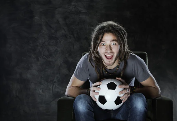 Sledovat fotbal v televizi — Stock fotografie