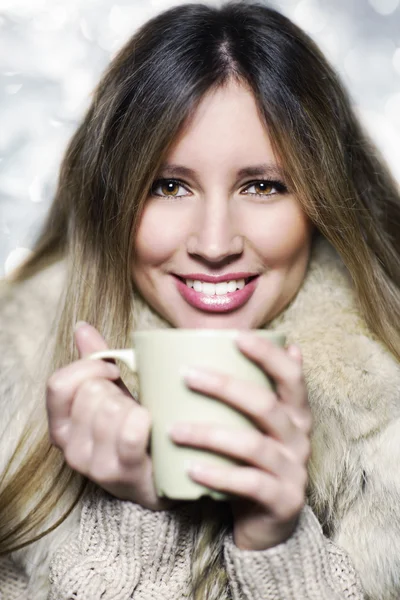 Beautiful young girl drinking coffee or tea — Stock Photo, Image
