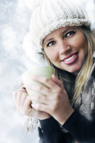 Schönes junges Mädchen trinkt Kaffee oder Tee — Stockfoto