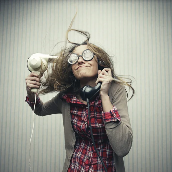 Nerdy mulher secando o cabelo — Fotografia de Stock