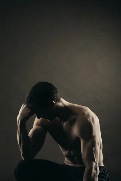 Bodybuilder concentrating — Stock Photo, Image