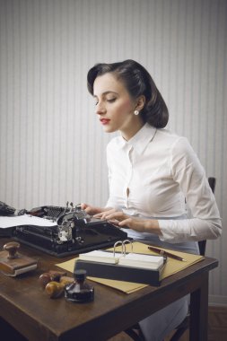 iş yerinde tipik kadın