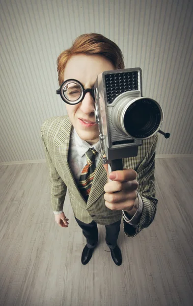 Nerd joven con cámara de cine — Foto de Stock
