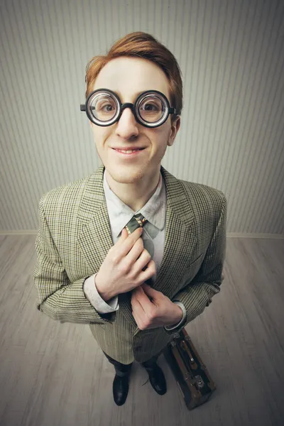 Vendedor sorrindo ajustando gravata — Fotografia de Stock