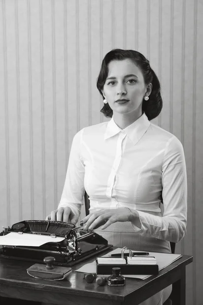 Femme tapant dans son bureau — Photo