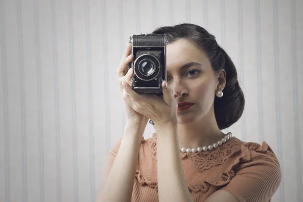 Krásná mladá žena s starý fotoaparát — Stock fotografie