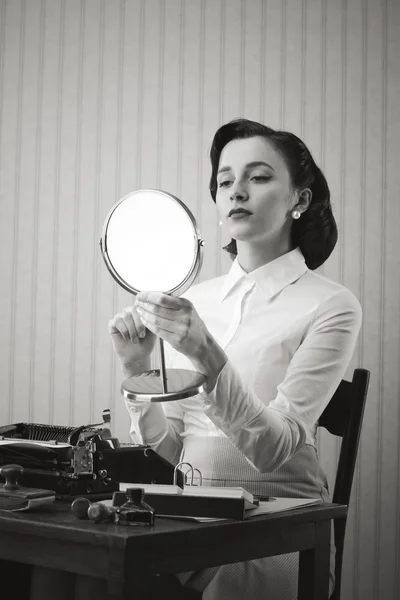 Mujer de negocios revisando su maquillaje —  Fotos de Stock