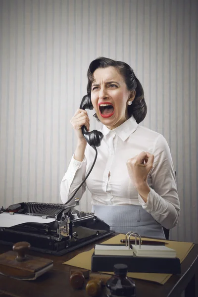 Jonge zakenvrouw schreeuwen in telefoon — Stockfoto