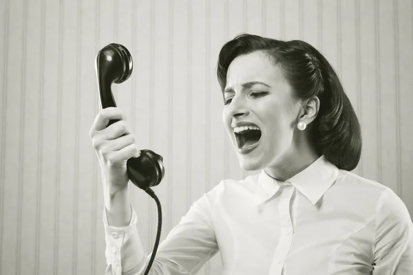 Νεαρή γυναίκα φωνάζει στο τηλέφωνο — Φωτογραφία Αρχείου