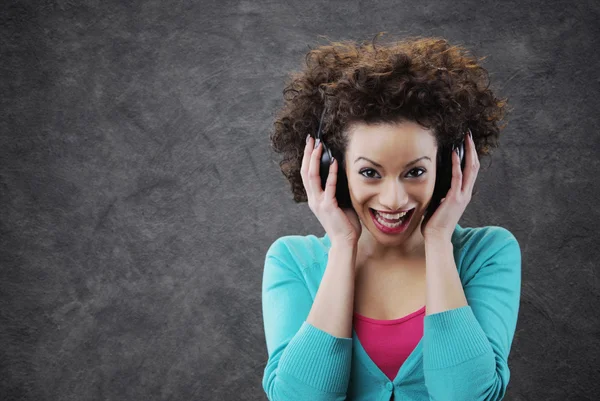 Mujer joven disfrutando de la música —  Fotos de Stock