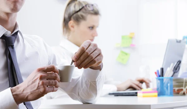 Unga företag man tar kaffepaus — Stockfoto